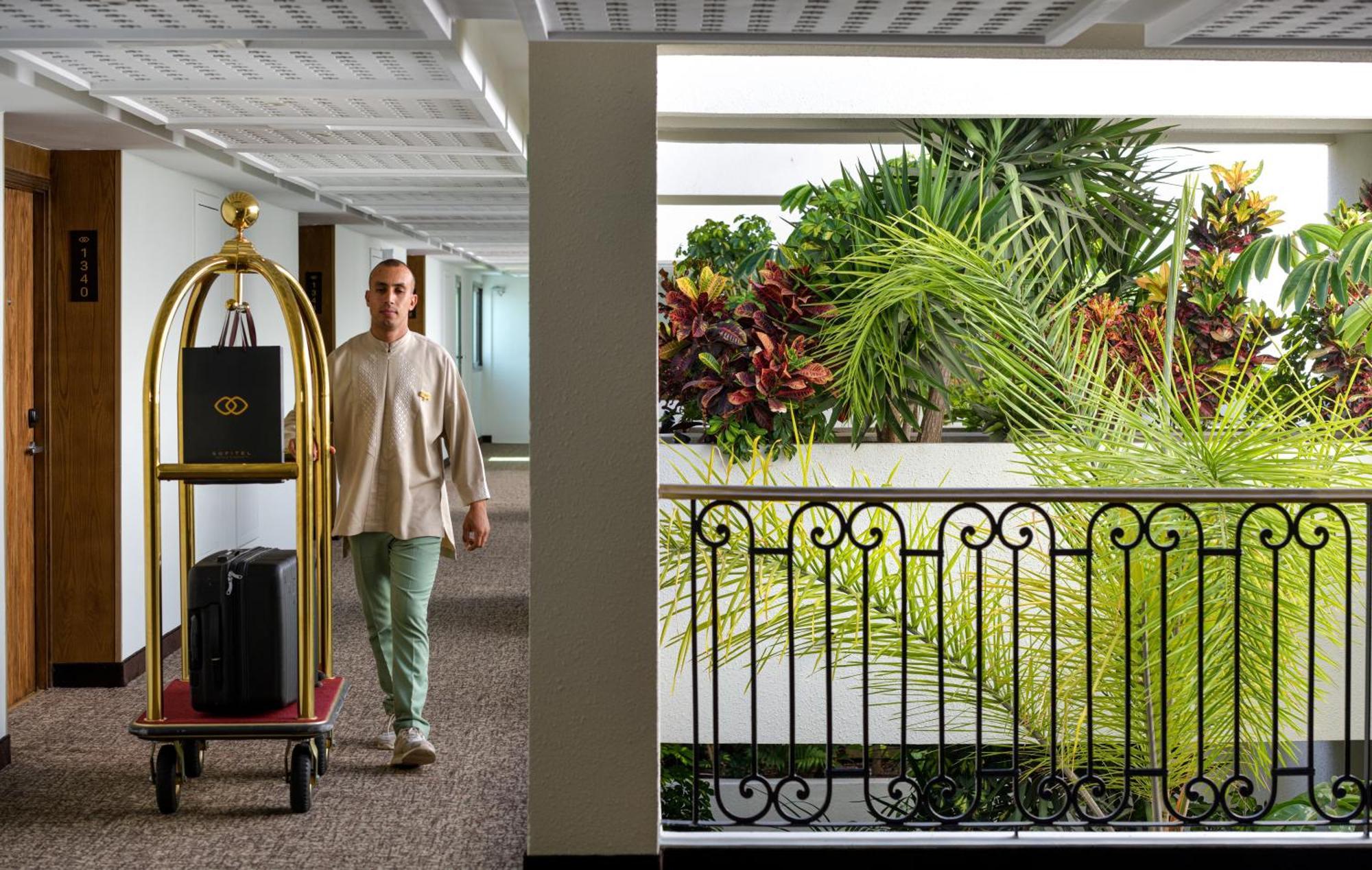 Sofitel Agadir Royal Bay Resort Eksteriør billede A bellboy with a luggage cart