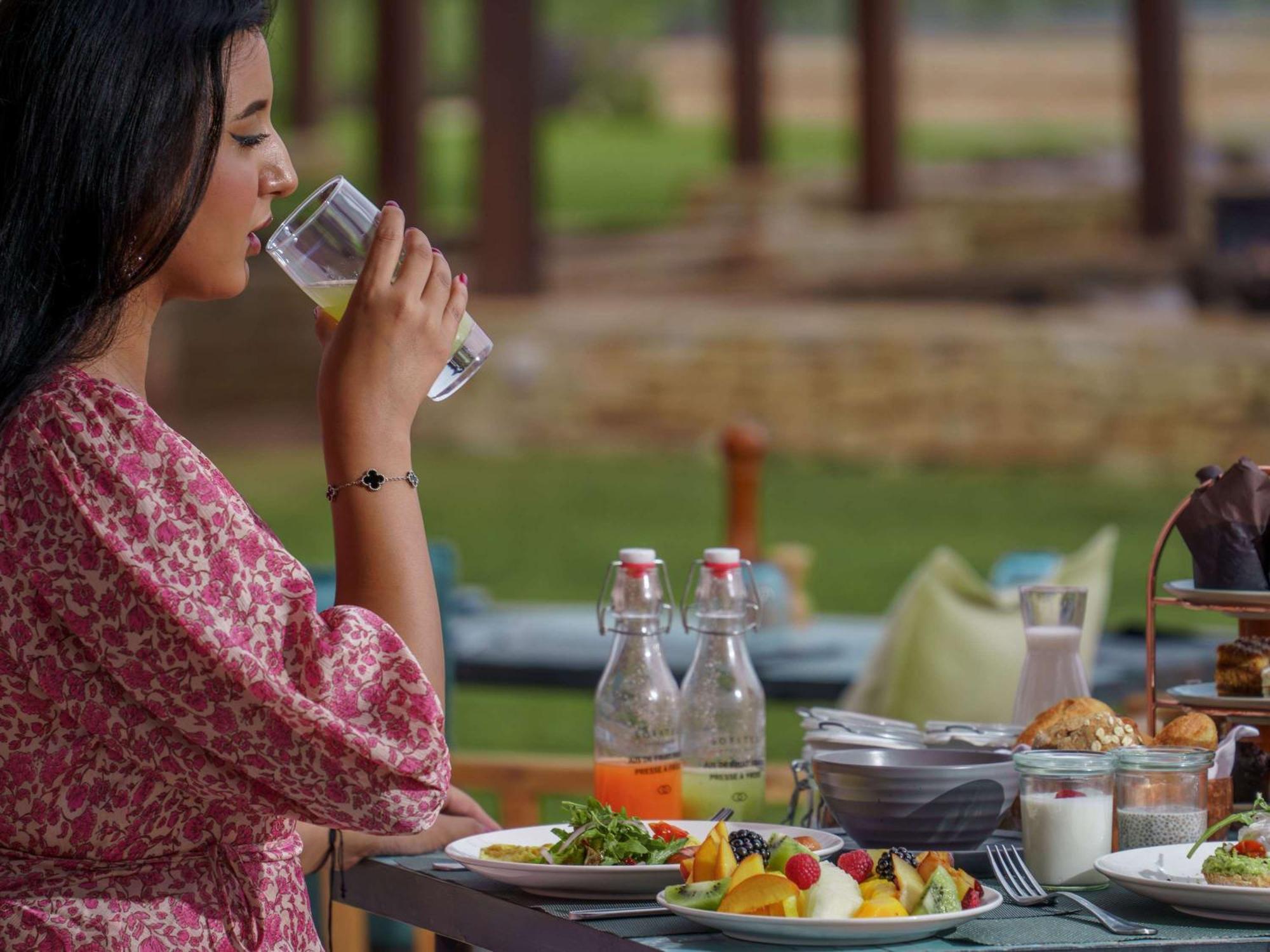 Sofitel Agadir Royal Bay Resort Eksteriør billede A woman drinking water